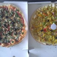Provencale on the left and curry on the right side at Pizza Panorama in Castanet-tolosan