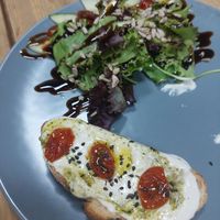 Tosta de quejo vegan com pesto e tomate confito at Soul - Alimentação Saudável e do Bem in Braga