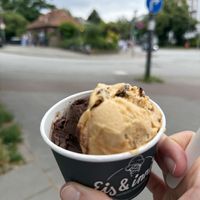 Schokosorbet & Aprikose-Stracciatella  at Eis & Innig in Hamburg