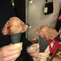 Super leckeres Schwarzwalderkirsch-Eis in der veganen Kohle-Waffel at Cafe del Corso in Bamberg