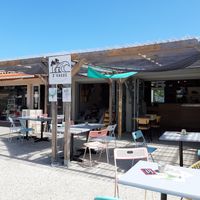 Blick ins Restaurant & Außenbereich at 3ème Vague in Mimizan