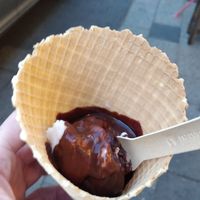 Coconut ice cream with chocolate sauce at Oecher Eis-Treff in Aachen