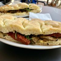 Leckere Hummus-Antipasti-Sandwiches at Caffe Spettacolo in St Moritz