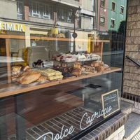 outside at Dolce Capriccio Pasticceria in Oviedo