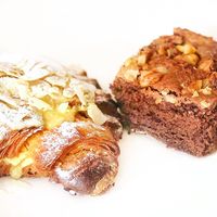 Croissant de almendra y crema y brownie de chocolate y nueces at Dolce Capriccio Pasticceria in Oviedo