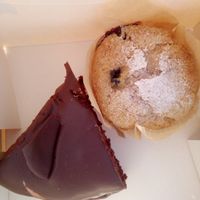 Muffin de limón y arándanos (nada dulce, muy rico) y tarta de chocolate (nada empalagosa). Riquísimo! at Dolce Capriccio Pasticceria in Oviedo