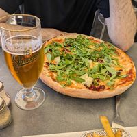 Vegan pizza - sun-dried tomatoes, artichoke and rocket at Pappa Blå in Borgholm