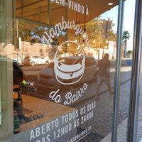 Store front at Hamburgueria do Bairro - Ramalho Ortigão in Lisbon