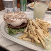 Tempeh burger at Hamburgueria do Bairro - Ramalho Ortigão in Lisbon