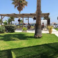 Sitzplätze vor der Bar at Alibaba in Kos