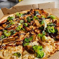 'Vegayaki' with vegan chicken, broccoli, spring onions, sesame seeds, teriyaki sauce (25cm classic, 9.99€) at Domino's Pizza in Dusseldorf