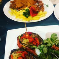 Cachopo normal y vegano at Los Toneles in Unquera