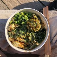 Avocado, hummus, tofu, alghe wakame, edamame, salsa teriyaki, germogli di soia e sesamo al wasabi #Veganuary at Poke Factory in Padua