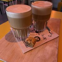 Chai latte havermelk met een heerlijk vegan chocolade koekje 🍪   at Grenswerk in Venlo