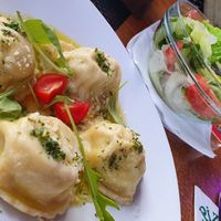 Vegane Kasnudeln mit Beilagensalat at Mint in St Kanzian