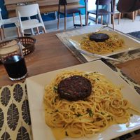 Spaghetti a la huancaína con hamburguesa de lentejas 👌 at Organic Land in Lima
