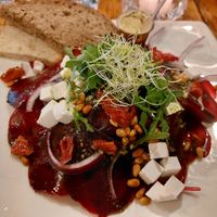 Heel gezellig en het eten is heerlijk. Bietencarpaccio en Mexicaanse wrap gegeten. We hoefden niet lang te wachten ondanks dat het flink druk was. at Schippperscafé ‘t Ankertje in Enkhuizen