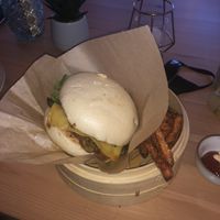 Bao Burger mit Süsskartoffel Pommes ✨ at Hippie Chay in Munich