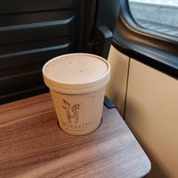 Schön sicher verpackt, hält eigentlich immer warm, bis ich in Mainz angekommen bin. (Dann natürlich nicht mehr heiß... aber warm!^^) at Haferkater - Hbf Frankfurt am Main in Frankfurt