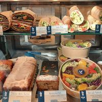 Display with some vegan products ready to go (wraps, salad, cake) at Haferkater - Hbf Frankfurt am Main in Frankfurt