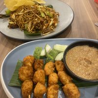 Mamak Kolomee Goreng & satay peanut  at Warung Ijo in Central Singapore