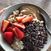 Small "Make your own" porridgde with strawberries, almond butter and cocoa nibs at GRØD - Vesterbrogade in Copenhagen
