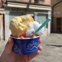 Muy bueno!! Había 4 sabores de sorbetes, limón, mango, fresa y naranja.   at Gelateria S. Leonardo in Venice
