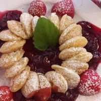 Warm cherries & cold strawberries (not on the menu like this) at Det Lille Pannekakehuset in Lillehammer