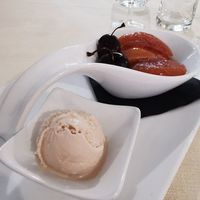 Gelato vegano alle noci e pesche sciroppate at Il Portico in Nuoro