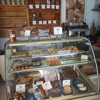Veganistisch & biologische baklava, taart en andere lekkernijen. Ook broden achterin at Das Brot in Sevilla