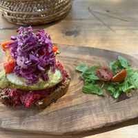 Bruschetta mit Rote-Bete-Hummus, Gurke, eingelegter Paprika, Rotkohl und Chiasamen.  at Green Kukunari in Crete