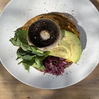 Omelett mit Hummus aus getrockneten Tomaten, Avocado, Champignon, Rucola und Rotkohl  at Green Kukunari in Crete