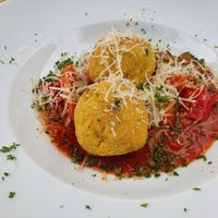 Gebackene Risottobällchen mit Spinatfüllung, Ratatouille, veganer Käse at Trebeler Bauernstuben in Trebel
