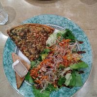 Tarte moutarde pignons poireaux, salade et camembert végétale at Menthe Chocolat in Toulon