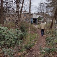 Path from parking lot to entrance at De Groene Afslag in Bussum