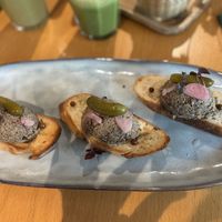 Paddenstoelen foie gras
met roze peper, cornichons en knoflook bruschetta (€12)  at De Groene Afslag in Bussum