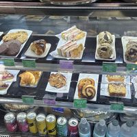 Etiqueta verde es vegano, tienen galletas, pasteles, hasta empanadas!!! at Cafe Del Barrio in Santiago