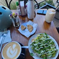 Café latte con leche de avena, Chai iced latte, galleta de mantequilla de maní y chocolate, y tostadas con palta y berros at Cafe Del Barrio in Santiago
