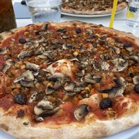Vegan pizza with veggies at Le Petit Lac in Moustiers-sainte-marie
