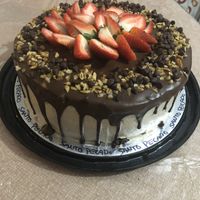 Pastel moka con chocolate, nueces, ganache y fresas at Santo Pecado Vegano in Mexico City