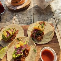 Vegane Tacos und veggie Burger at Surf House in Barcelona