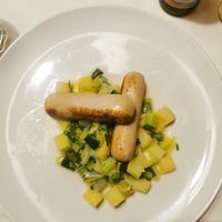 Lauchgemüse mit Kartoffeln begleiten von einer veganen Bratwurst at Bären in Langnau