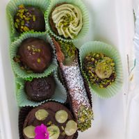 Pasticcini vegani misti, quasi totalmente al pistacchio at Leccornie in Milan