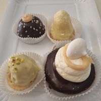 Pistacio, caramel, coco, salted caramel at Leccornie in Milan