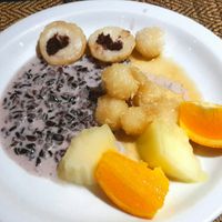 Vegan dessert variety and fruits at Bali Indonesisches in Iserlohn