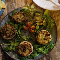 Champiñones veganos rellenos at Yerbamate in Conil De La Frontera