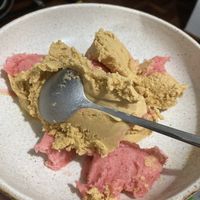 Sorvetinho de paçoca e morango nota 10. Até agora o melhor sorvete pra quem tem refluxo.  at Bellona Sorvetes Artesanais in Porto Alegre