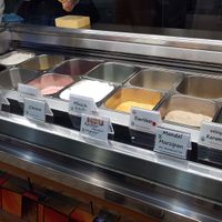 Green X symbol means vegan at Eisdiele Riviera in Munich