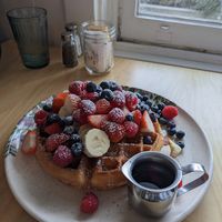 Gaufres et fruits at Le Charlotte in Mont-tremblant