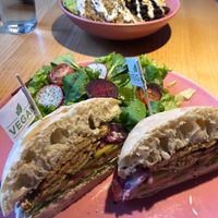 bowl e sandwich con tempeh perfetti per un lunch total vegan e low cost dai colori vivaci:)  at RoseHip Bistro - Pylimo in Vilnius